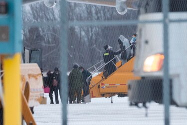 Llegan a Canadá los primeros canadienses repatriados de Wuhan por el coronavirus