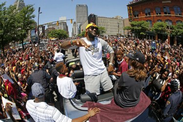 LeBron James pacta por tres años con los Cavaliers