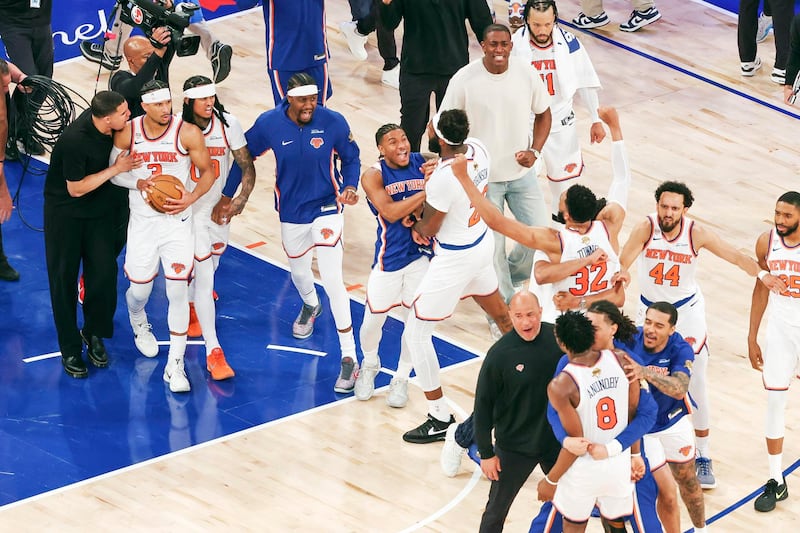 Los Knicks remontan 29 puntos ante los Spurs y toman ventaja de 3-1