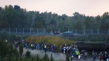 Hungría fuerza un nuevo desvío de la ruta de refugiados