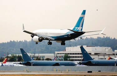 Ordenan a Boeing revisar modelos 737 más antiguos