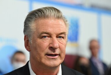 Alec Baldwin contrató a exfiscal federal para enfrentar demandas por tiroteo mortal