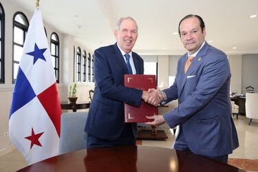Canciller Martínez Acha compara al embajador de Panamá en Estados Unidos con una ‘estrella de rock’