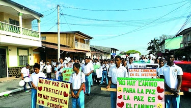 Estudiantes piden paz y un alto a la violencia en Antón
