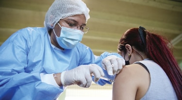 Récord de vacunados; se suman hospitales privados