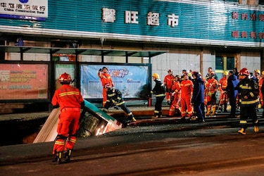 China: socavón se traga un autobús y causa al menos 6 muertes