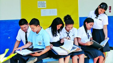 Estudiantes proponen reducir fondos a partidos