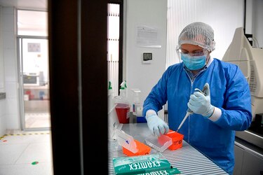 Entrega de resultados de coronavirus duplica casos en Ecuador