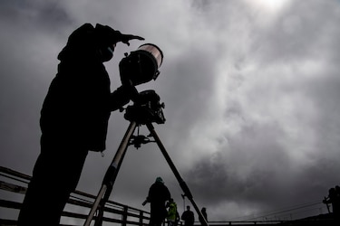 Eclipse total de Sol oscurece y emociona el sur de Chile y Argentina