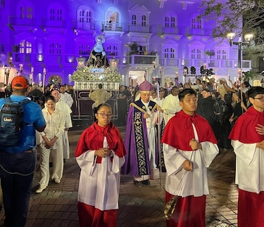 Entre el recogimiento y la fe, cientos de feligreses participaron en la procesión del Viernes de Dolores