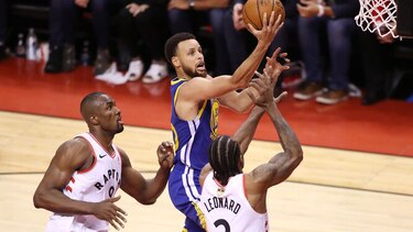 Warriors vencen a Raptors y continúan con vida en Final de la NBA