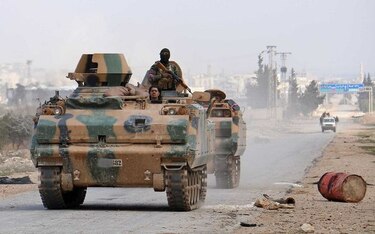 Tropas turcas y rebeldes sirios entran en Al Bab, bastión del Estado Islámico