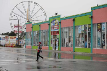 Costa este de Estados Unidos se prepara para recibir a tormenta Isaías, que eludió Florida