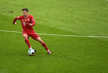 Bayern golea 4-0 a Stuttgart pese a jugar con diez casi todo el partido