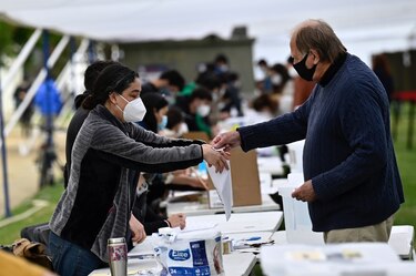 Abren las mesas de votación en Chile para el plebiscito constitucional