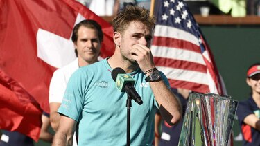 Roger Federer intenta consolar a Wawrinka y se gana un insulto