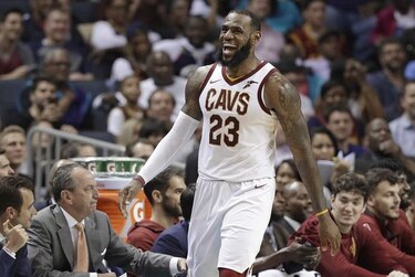 James empata marca de Jordan; Cavs superan a Hornets