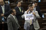 Población facilita ingreso de diputados a sede del Congreso