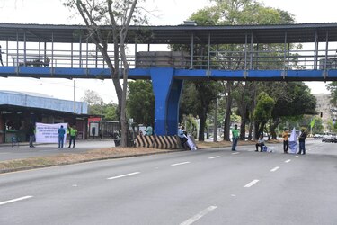 Pacientes renales cierran la vía Transístmica; piden suspensión de millonaria licitación