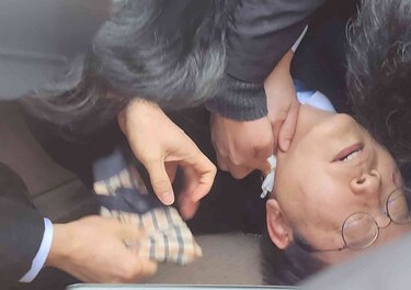 Apuñalan en el cuello al líder de la oposición de Corea del Sur