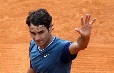 Federer gana a un Djokovic lesionado y avanza a final de Montecarlo