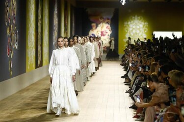 Dior apuesta todo al beige y a la artesanía en su desfile de Alta Costura
