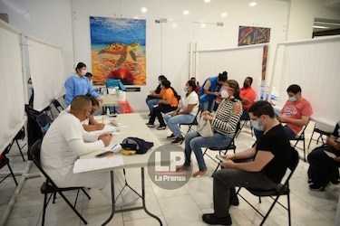 Trabajadores de restaurantes y hoteles son vacunados contra la Covid-19