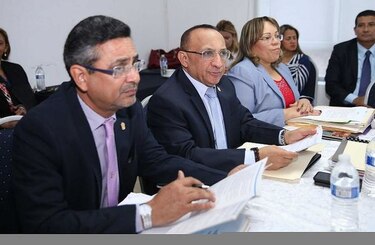 Ministro Vásquez insta a presentar pruebas contra directora de la Senniaf
