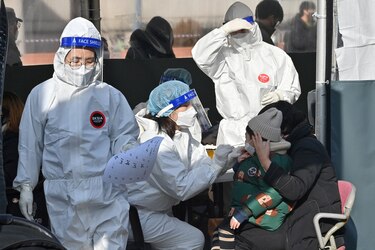 Corea del Sur cambia de estrategia frente al aumento de contagios por Ómicron