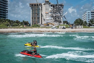 Víctimas del derrumbe del edificio de Surfside en Miami recibirán $997 millones tras acuerdo judicial