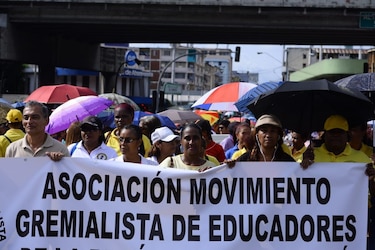 Gobierno y docentes acuerdan instalar mesa bilateral para analizar peticiones
