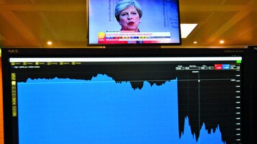 Libra esterlina se hunde tras elecciones británicas