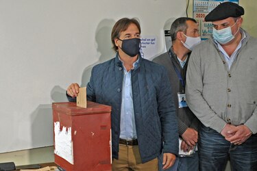 Uruguay celebra elecciones con tapabocas, distanciamiento y alcohol en gel