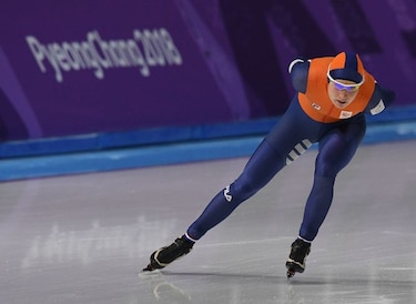 Triplete holandés en podio olímpico de patinaje de velocidad