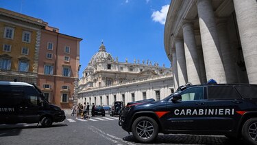 Un vehículo se salta un control en El Vaticano y arrolla a dos carabinieri