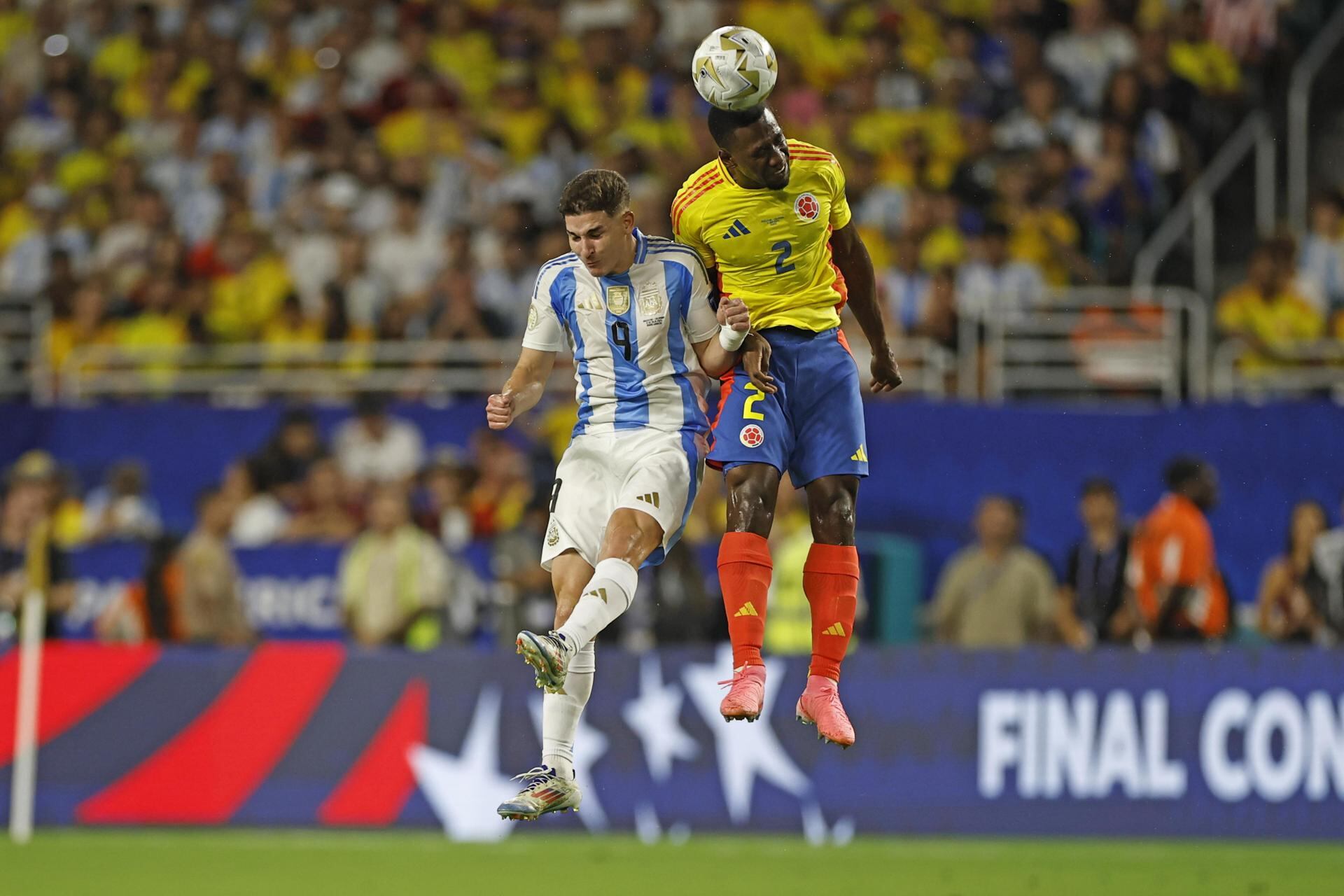 Carlos Cuesta de Colombia (Der.) disputa un cabezazo con el argentino Julián Álvarez durante la final de la Copa América. EFE