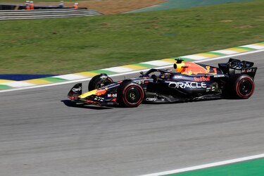 Alonso pide desarrollar el coche todo el año aunque falten herramientas ante Verstappen