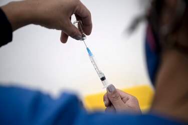 Viceministra de Salud dice que todavía no hay un acuerdo para adquirir vacunas de otras tres casas farmacéuticas