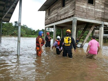 Trasladan a víctimas de inundaciones y deslizamientos en comarca Ngäbe Buglé