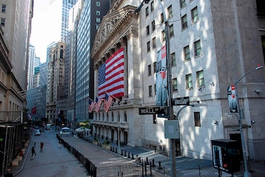 Wall Street cierra a la baja tras batir récord