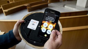 ¿No tiene monedas? La Iglesia católica francesa le pone un 'ofrendero' conectado