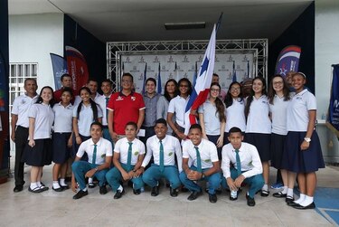 Delegación panameña recibe bandera para Juegos Estudiantiles