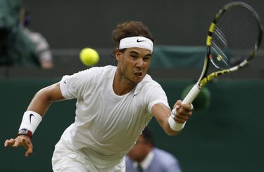 La pista central de Wimbledon cierra su techo antes del partido de Nadal