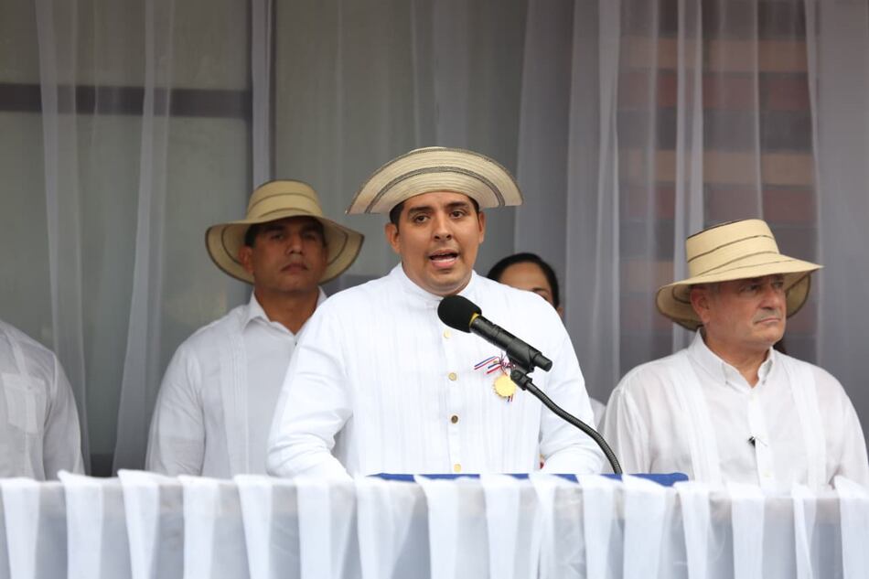 En pleno acto cívico en La Villa, alcalde de Los Santos pide al Gobierno cumplir con ley de descentralización