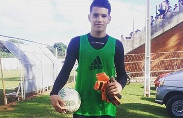 De un balonazo en el estómago muere portero de 17 años durante juego en Paraguay