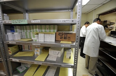Pacientes, en espera de que se concrete licitación de medicamentos