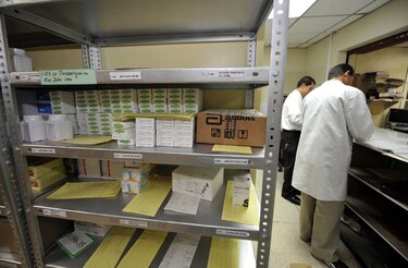 Pacientes, en espera de que se concrete licitación de medicamentos