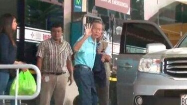Expresidente Alberto Fujimori deja clínica donde estaba internado en Perú