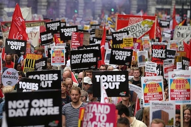 Miles de personas se manifiestan en Londres contra la austeridad