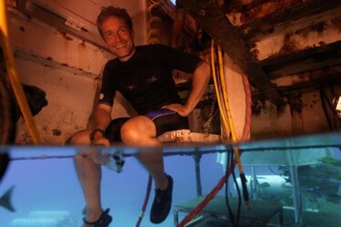 Nieto de Cousteau en misión submarina de un mes